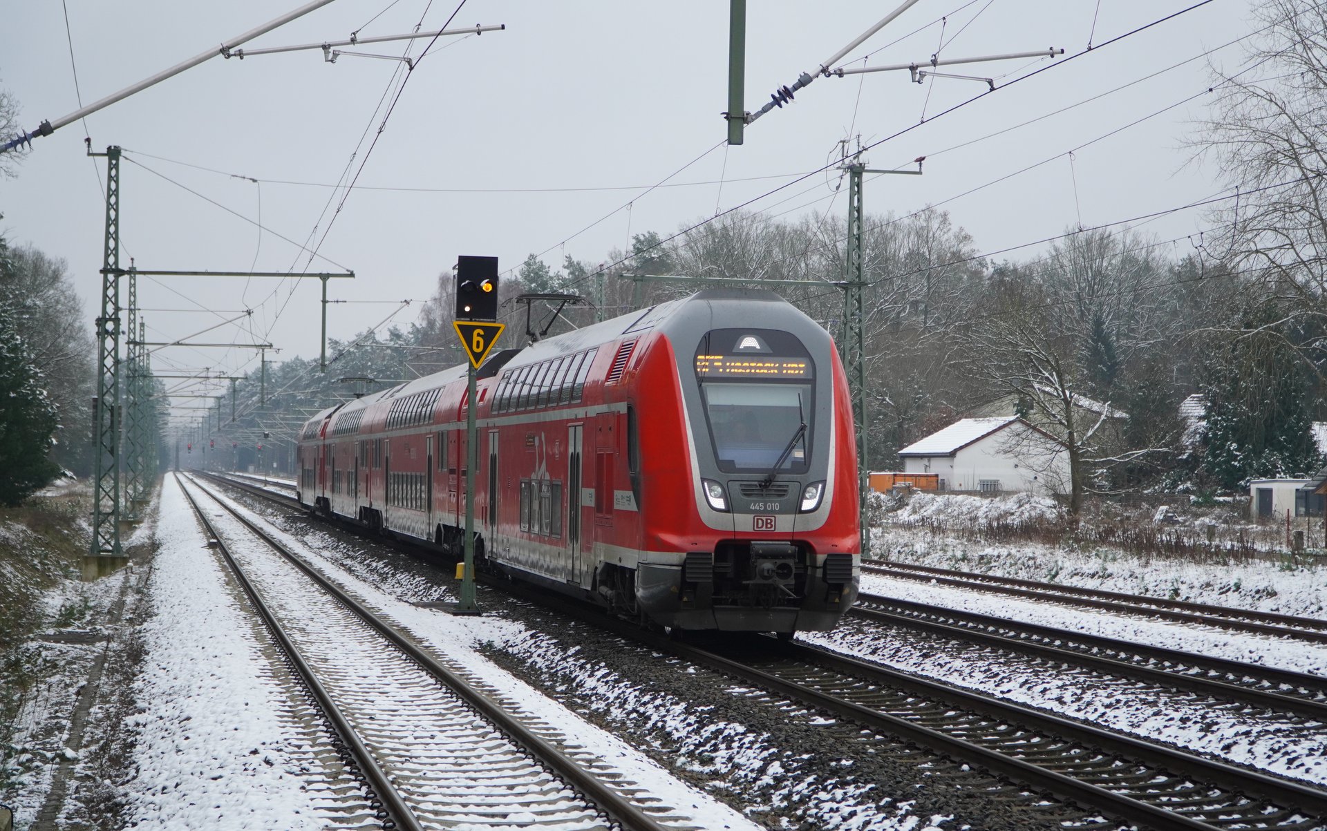 445 010 als RE5 nach Rostock Hbf in Nassenheide