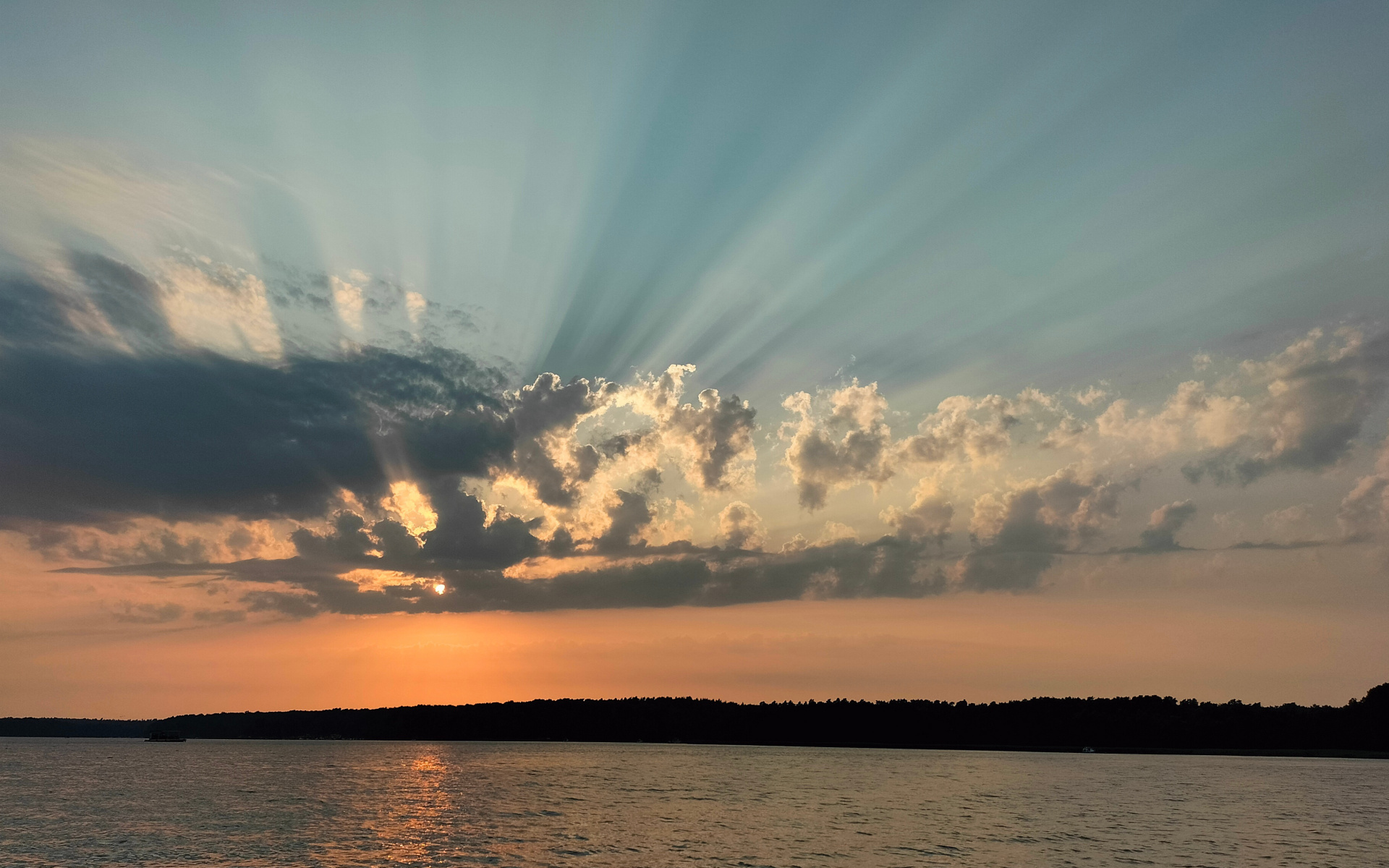 Ein friedlicher Abend auf dem See