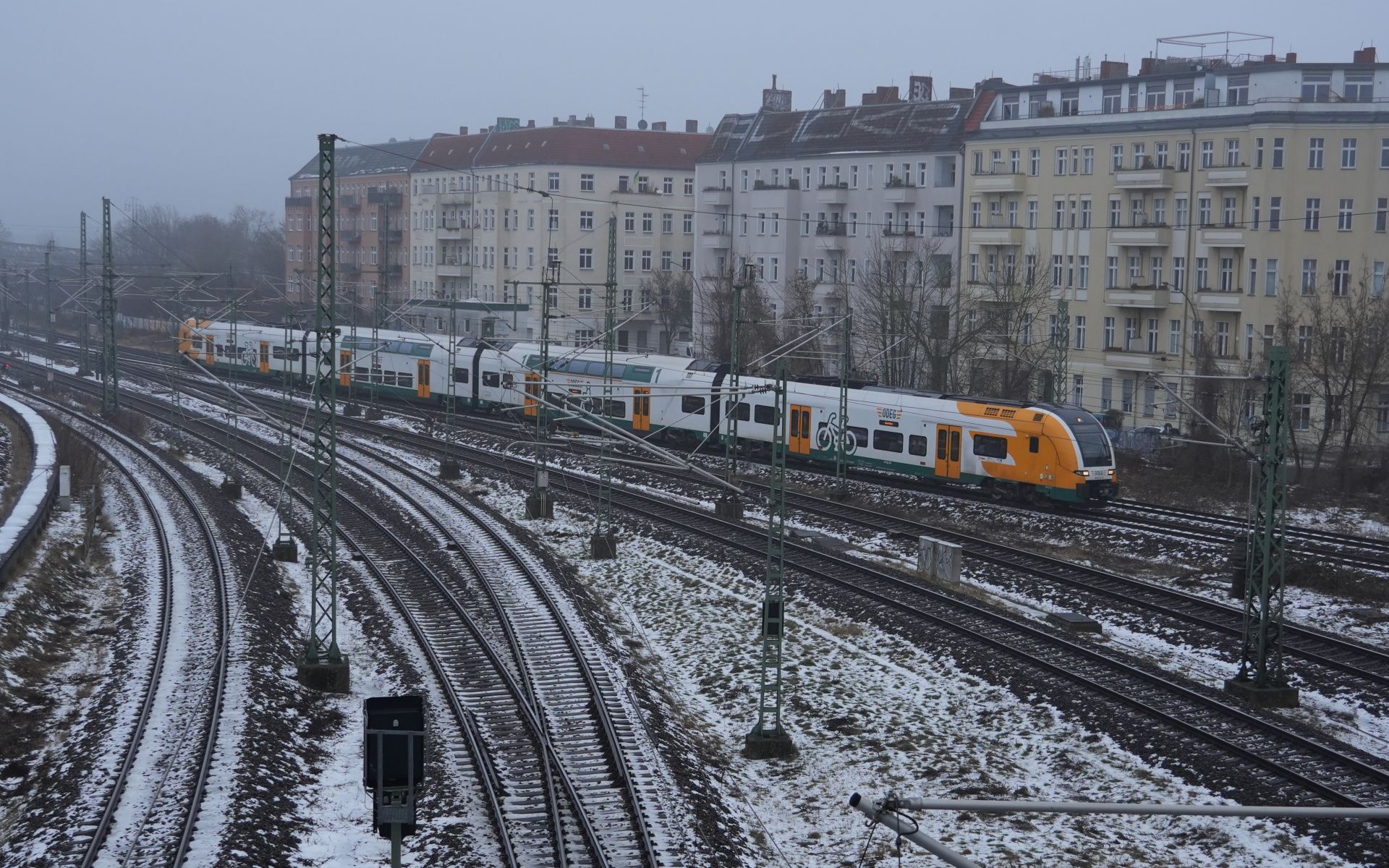 eine Überführung auf der Kurve