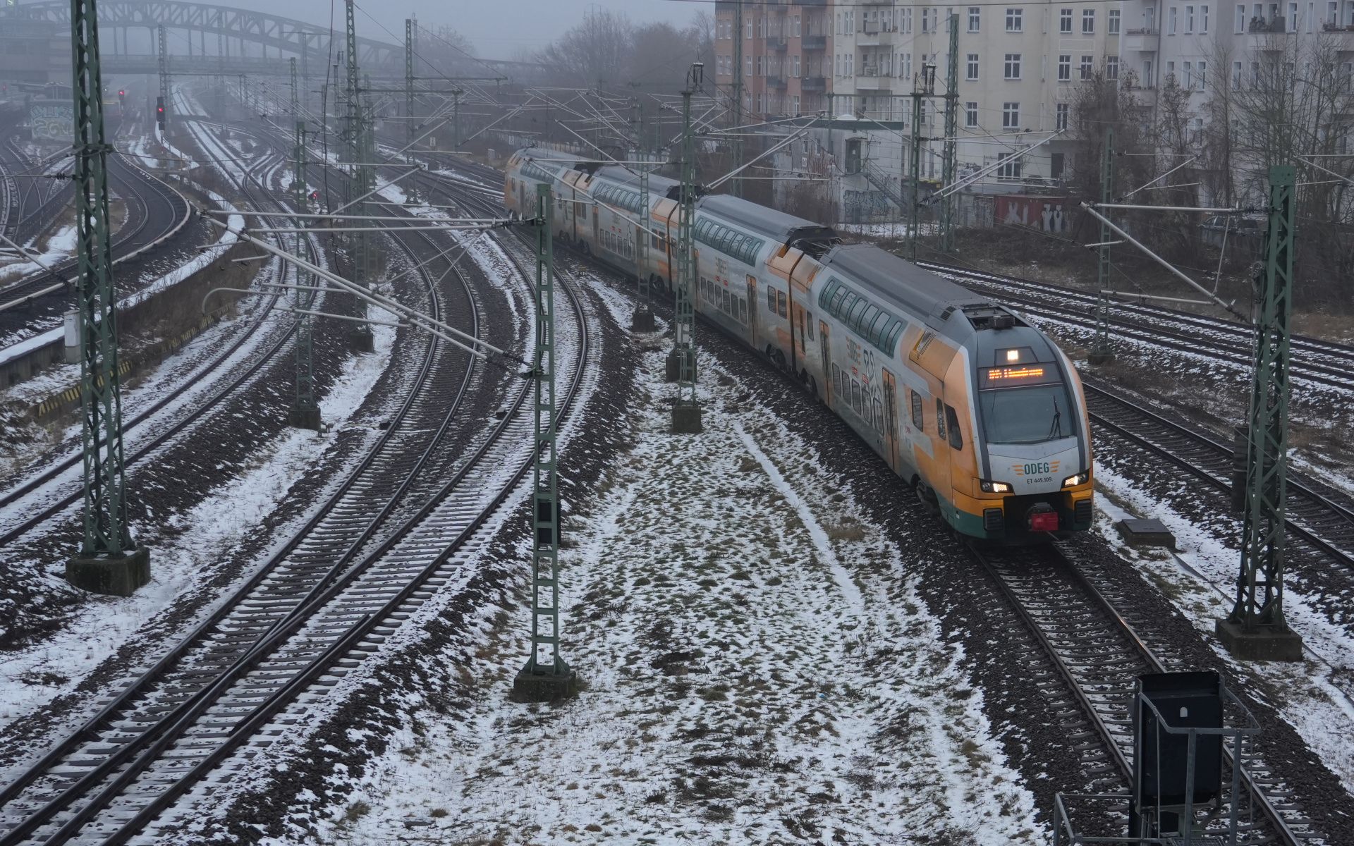 ET 445.109 der ODEG kurz vor Gesundbrunnen