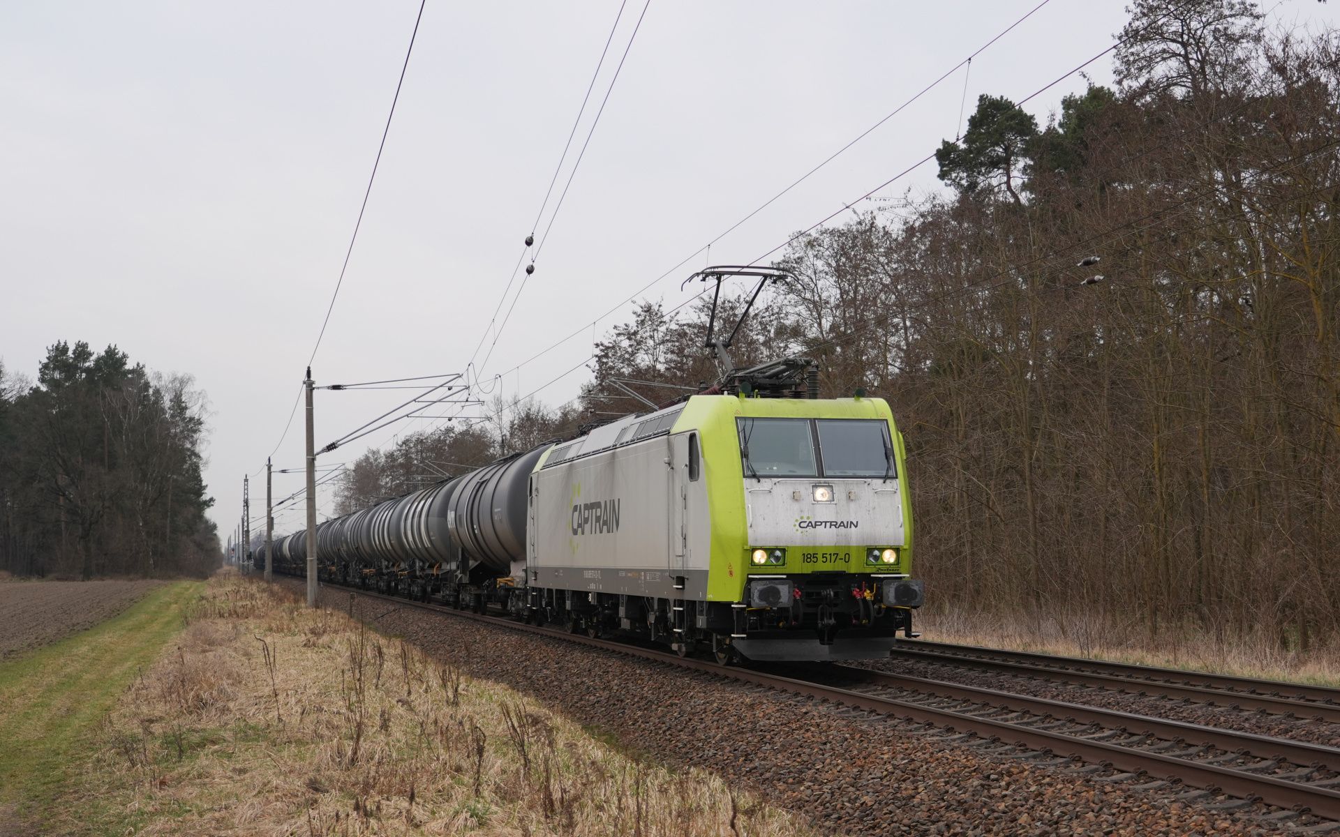 Captrain 185 517-0 mit Kesselwagen bei Danewitz