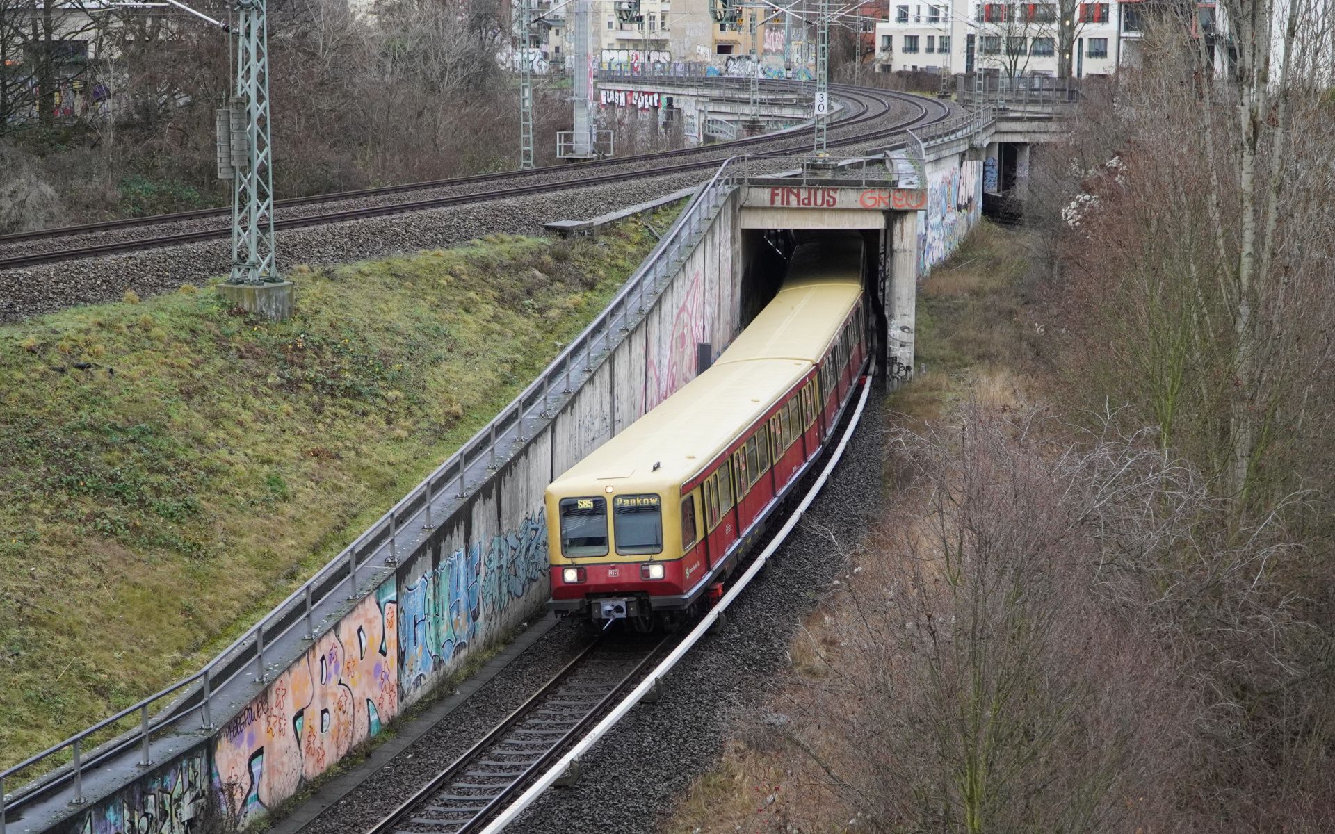 485 117-6 als S85 in der Verbindungskurve am Gesundbrunnen