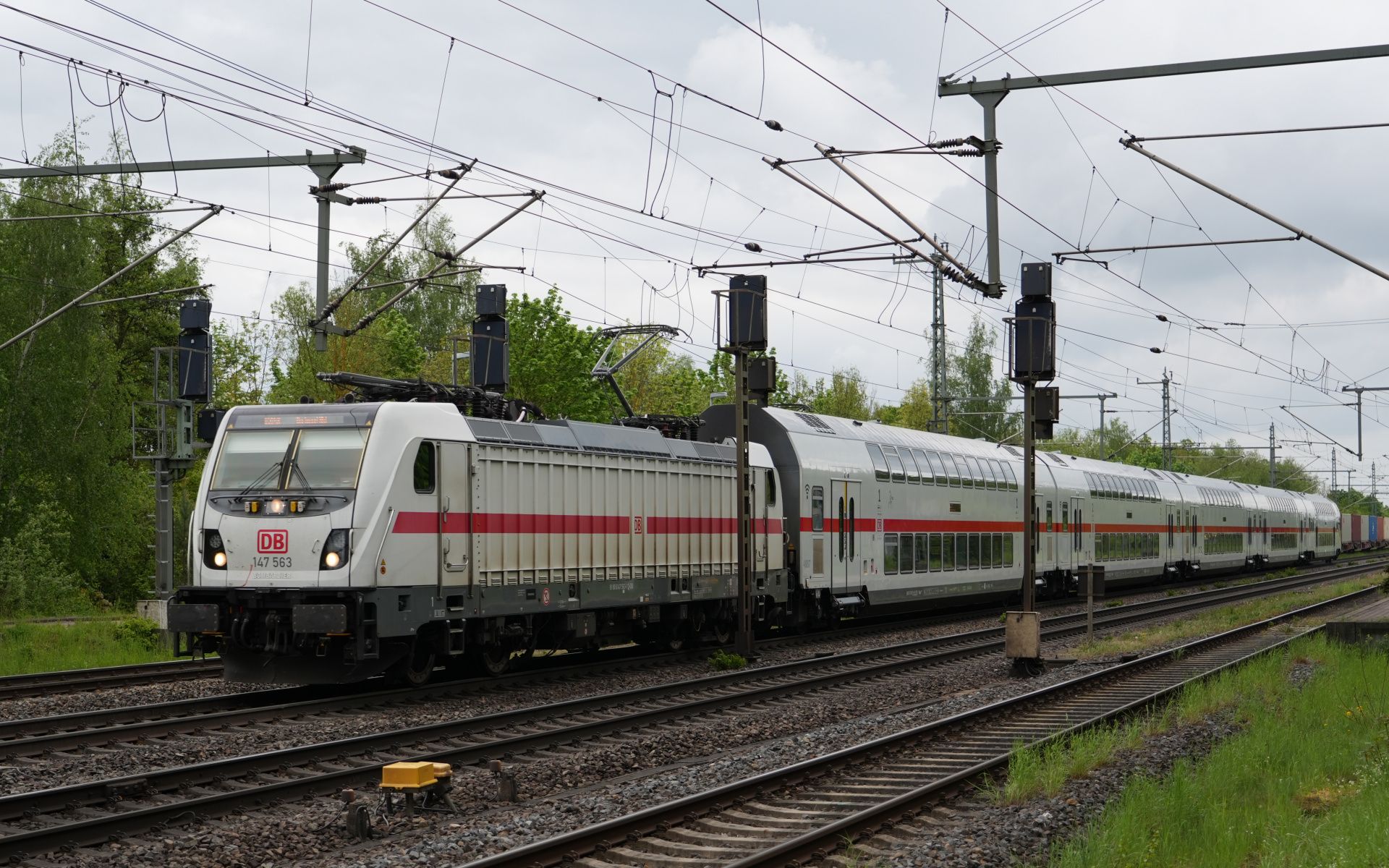 147 536 mit einem Doppelstock-IC in Marienborn