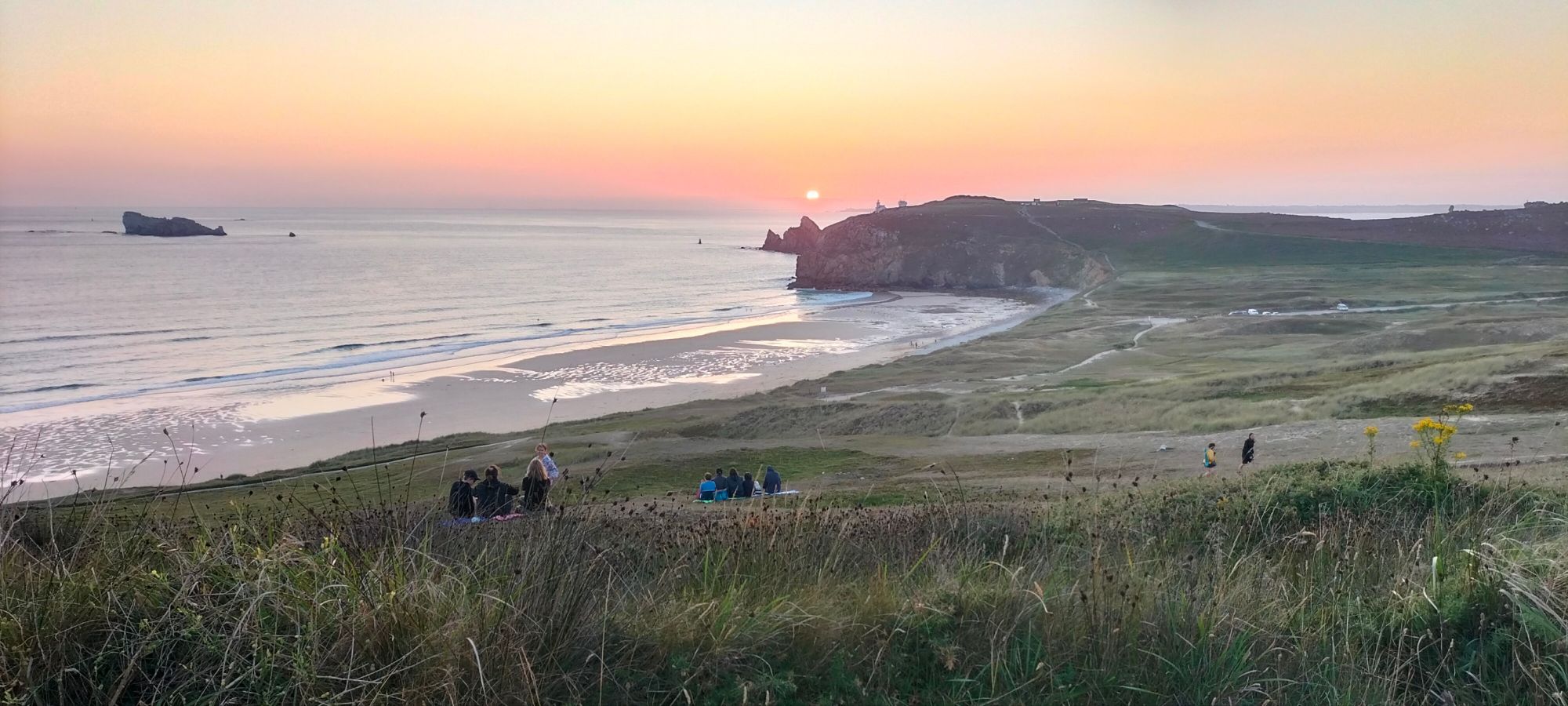 Gemeinsam der Sonne beim Versinken im Meer zuschauen