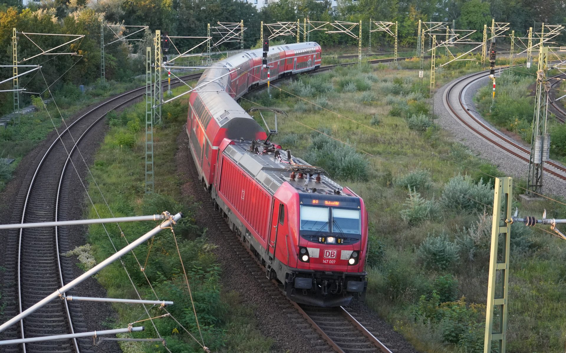 147 007 mit dem RE3 an der Behmbrücke